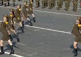 朝鲜举行大阅兵 女兵穿短裙皮靴表演舞剑