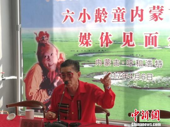 六小龄童在内蒙古接受媒体提问。 李爱平 摄