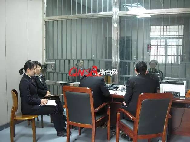 承办法官在浙江省第二女子监狱开庭审理本案